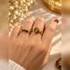 Bague SOLÉNA œil de tigre 5 Bague SOLÉNA portée à la main, pierre d’œil de tigre brun et caramel – Serinaé