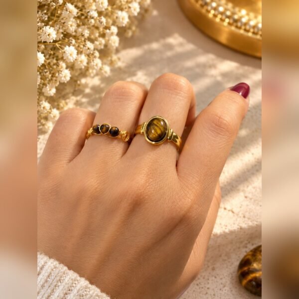 Bague SOLÉNA œil de tigre 5 Bague SOLÉNA portée à la main, pierre d’œil de tigre brun et caramel – Serinaé