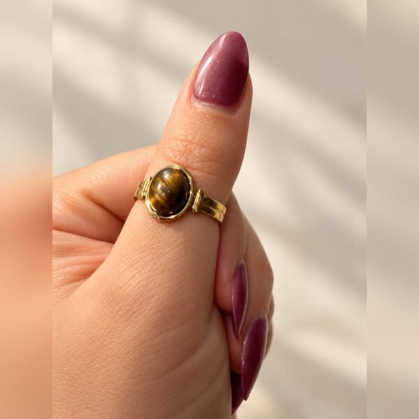 Bague SOLÉNA œil de tigre 6 Bague SOLÉNA portée au pouce, monture réglable aux finitions dorées – Serinaé