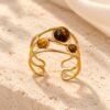 bague-trio-mellia-01 Bague TRIO MELLIA en fil ondulé ton or avec trois cabochons ronds d'œil de tigre – vue 1