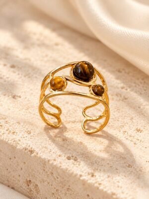 bague-trio-mellia-01 Bague TRIO MELLIA en fil ondulé ton or avec trois cabochons ronds d'œil de tigre – vue 1