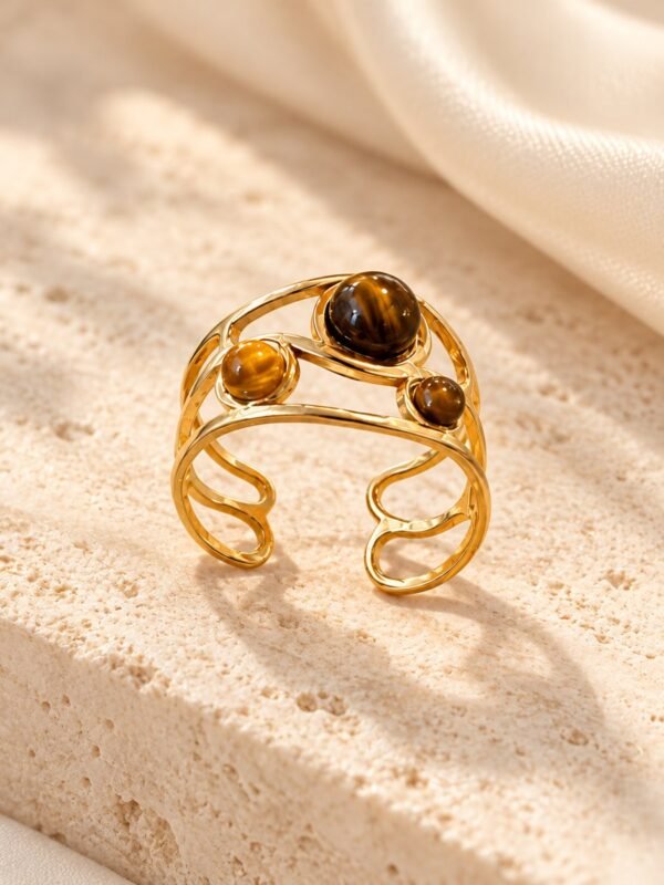 bague-trio-mellia-01 Bague TRIO MELLIA en fil ondulé ton or avec trois cabochons ronds d'œil de tigre – vue 1