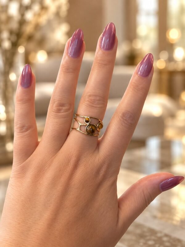 bague-trio-mellia-04 Bague TRIO MELLIA en fil ondulé ton or avec trois cabochons ronds d'œil de tigre – vue 4
