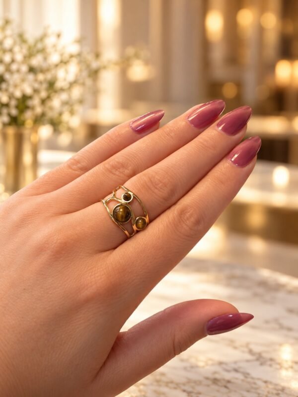 bague-trio-mellia-05 Bague TRIO MELLIA en fil ondulé ton or avec trois cabochons ronds d'œil de tigre – vue 5