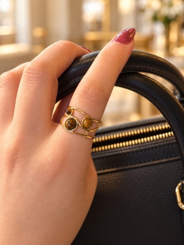 bague-trio-mellia-06 Bague TRIO MELLIA en fil ondulé ton or avec trois cabochons ronds d'œil de tigre – vue 6