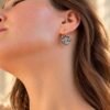 Boucle d’oreille ÉPURE Noire en perles d’eau douce noires portée à l’oreille – vue 3