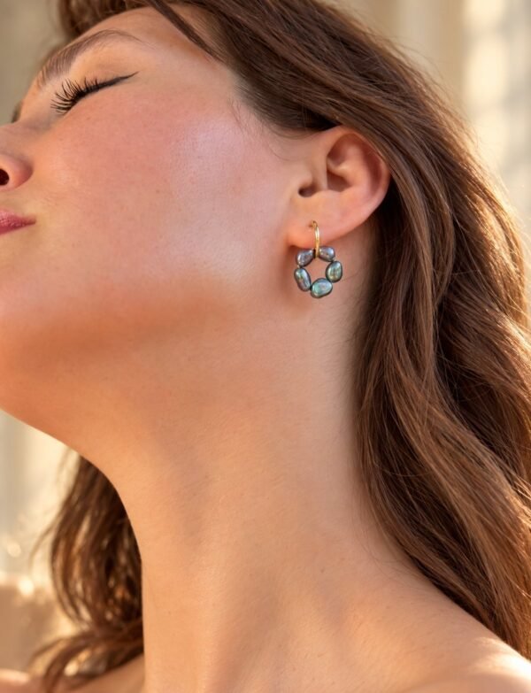 Boucle d’oreille ÉPURE Noire en perles d’eau douce noires portée à l’oreille – vue 3