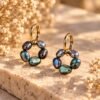 Paire de boucles d’oreilles ÉPURE Noires en perles d’eau douce noires sur pierre claire – vue 4