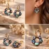 Boucles d’oreilles ÉPURE Noires en perles d’eau douce noires, vues sous plusieurs angles et portées – vue 5