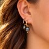 Boucles d’oreilles ÉPURE en perles d’eau douce baroques noires portées à l’oreille – vue 2