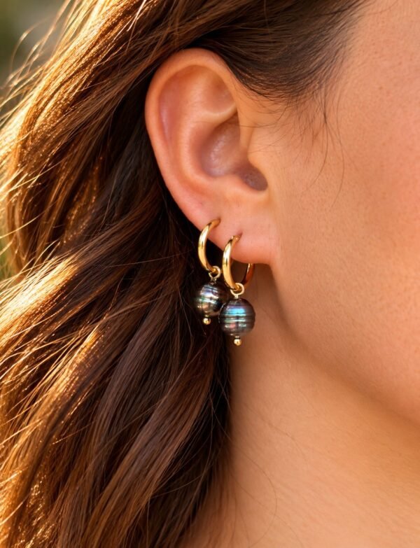 Boucles d’oreilles ÉPURE en perles d’eau douce baroques noires portées à l’oreille – vue 2