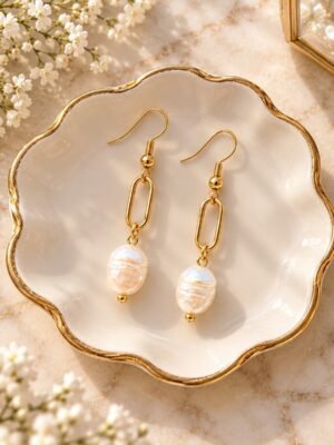 Boucles d’oreilles ÉPURE – Perle 1 Boucles d’oreilles ÉPURE, maillon ovale et perle aux reflets nacrés, sur coupelle festonnée – Serinaé