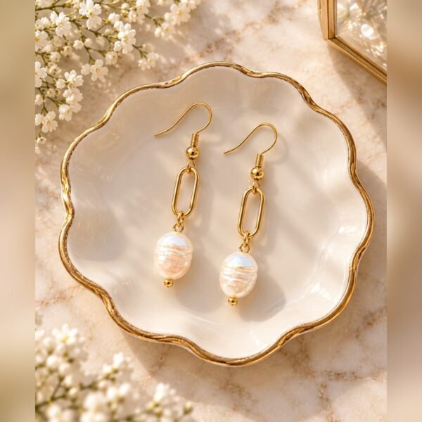 Boucles d’oreilles ÉPURE – Perle 1 Boucles d’oreilles ÉPURE, maillon ovale et perle aux reflets nacrés, sur coupelle festonnée – Serinaé