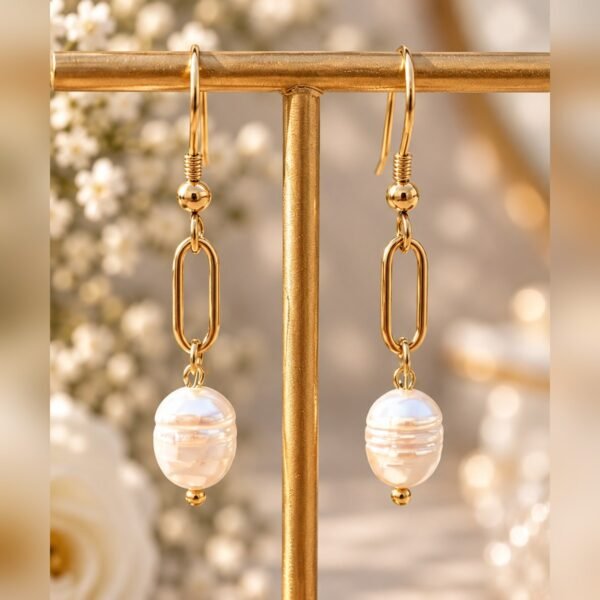 Boucles d’oreilles ÉPURE – Perle 2 Boucles d’oreilles ÉPURE suspendues à un présentoir en T, gros plan sur la perle – Serinaé