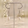 ÉPURE Perle argentée 3 Boucles d'oreilles ÉPURE Perle argentées portées en présentation