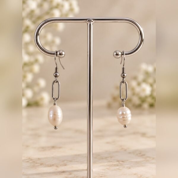 ÉPURE Perle argentée 3 Boucles d'oreilles ÉPURE Perle argentées portées en présentation