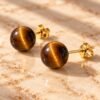 Boucles d’oreilles puces œil de tigre MELLIA Boucles d’oreilles puces MELLIA en œil de tigre naturel à bouchon, reflets miel et caramel – vue 2