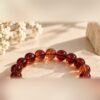 Bracelet AMBRINE en perles ambrées dans une ambiance lumineuse et fleurie – Serinaé