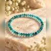 Bracelet en apatite, perles facettées turquoise de 4 mm, en gros plan sur une pierre