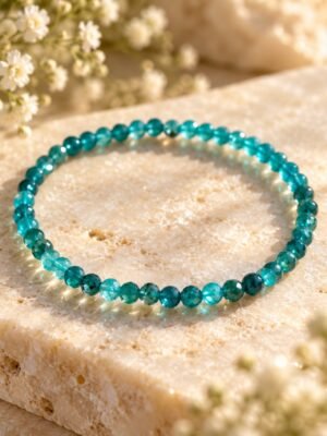 Bracelet en apatite, perles facettées turquoise de 4 mm, en gros plan sur une pierre