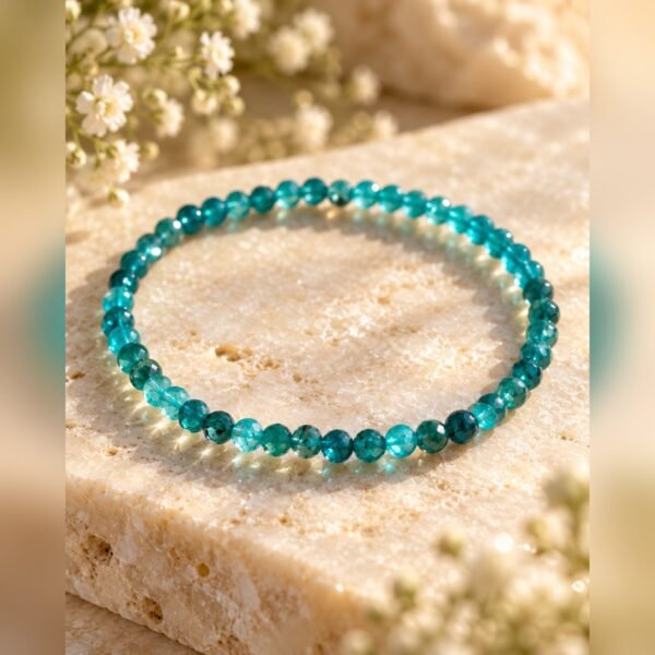 Bracelet en apatite, perles facettées turquoise de 4 mm, en gros plan sur une pierre