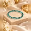 Bracelet en apatite turquoise posé sur un bloc de pierre près d’une coupelle
