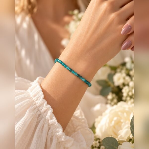 Bracelet en apatite porté au poignet