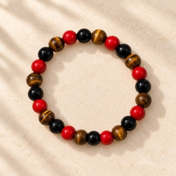 Bracelet FORCE & ÉNERGIE – obsidienne, agate rouge et œil de tigre 2 Bracelet FORCE & ÉNERGIE vu de dessus : perles rondes rouges, noires et œil de tigre aux reflets dorés
