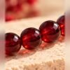 bracelet garance intense grenat gros plan Gros plan sur les perles de grenat rouge rubis du bracelet GARANCE INTENSE – Serinaé