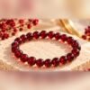 bracelet garance intense grenat perles rondes Bracelet GARANCE INTENSE en grenat naturel, perles rondes lisses et brillantes posées sur pierre claire – Serinaé