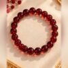 bracelet garance intense grenat vue dessus Bracelet GARANCE INTENSE en perles de grenat 8 mm, vue de dessus sur fond crème – Serinaé
