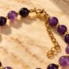 Détail du bracelet INTUITION Nuances : perles d'améthyste et fermoir mousqueton avec chaînette d'extension
