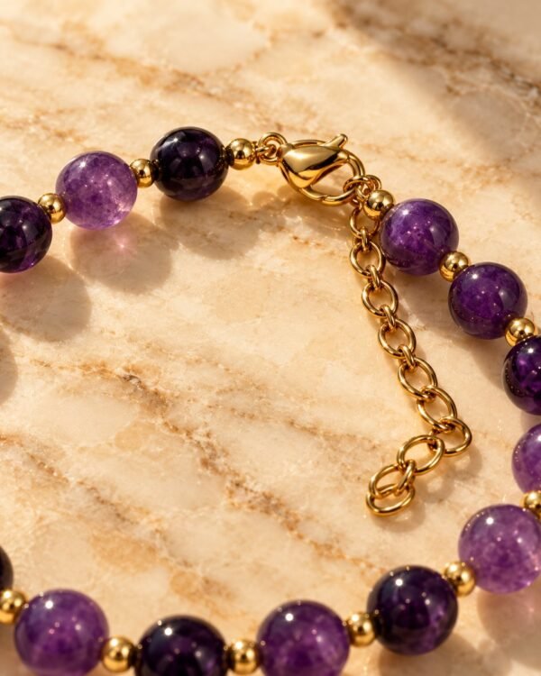 Détail du bracelet INTUITION Nuances : perles d'améthyste et fermoir mousqueton avec chaînette d'extension