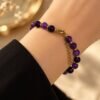 Bracelet INTUITION Nuances en perles d'améthyste porté au poignet