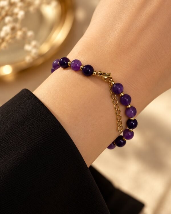 Bracelet INTUITION Nuances en perles d'améthyste porté au poignet
