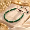 Bracelet MALACHITE 2 Bracelet MALACHITE ajustable avec nœud coulissant, posé sur un socle en pierre claire