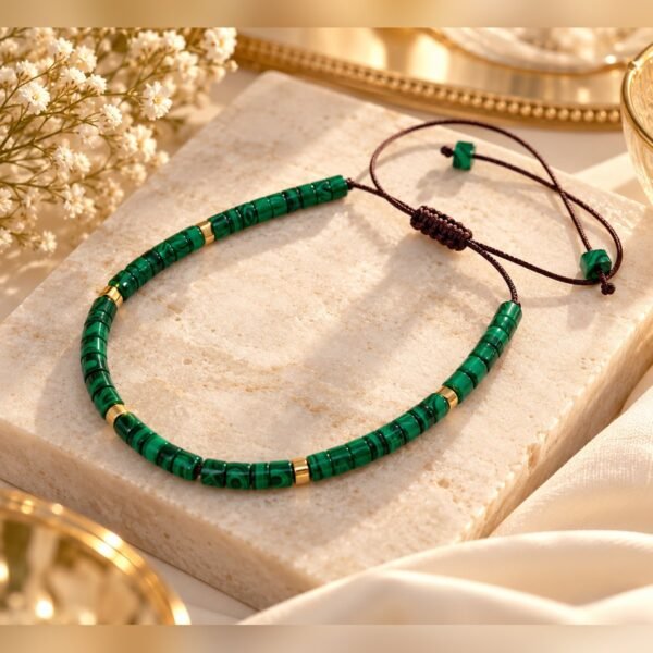 Bracelet MALACHITE 2 Bracelet MALACHITE ajustable avec nœud coulissant, posé sur un socle en pierre claire