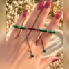 Bracelet MALACHITE 3 Bracelet en malachite ajustable tenu entre les doigts