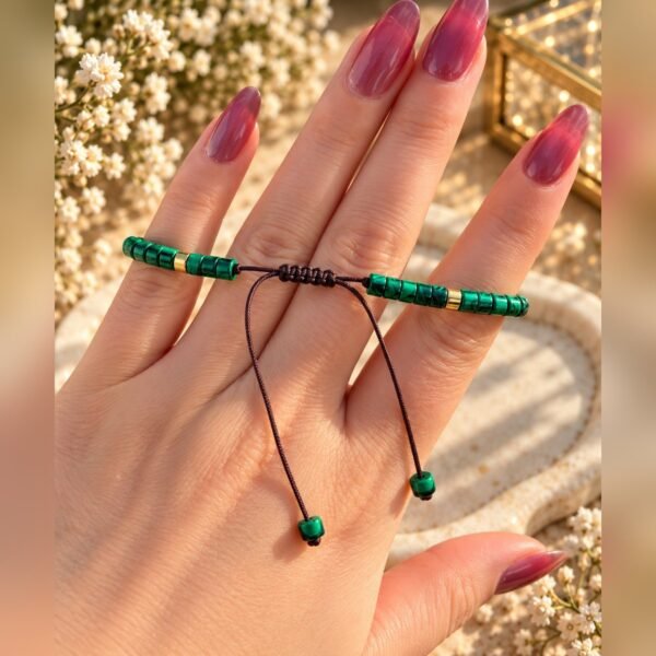 Bracelet MALACHITE 3 Bracelet en malachite ajustable tenu entre les doigts