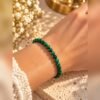 Bracelet MALYA malachite 3 Bracelet MALYA en malachite porté au poignet