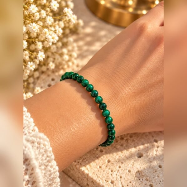 Bracelet MALYA malachite 3 Bracelet MALYA en malachite porté au poignet