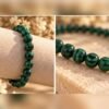 Bracelet MALYA malachite 4 Gros plan sur les perles de malachite 4 mm du bracelet MALYA