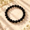 Bracelet NÉRA Noir Intense en perles d’obsidienne noire vu de dessus, collection NÉRA SERINAÉ