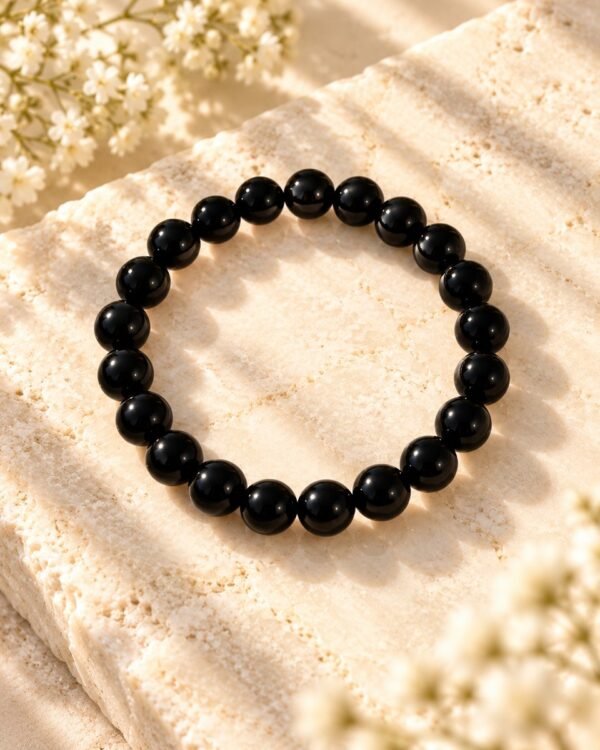 Bracelet NÉRA Noir Intense en perles d’obsidienne noire vu de dessus, collection NÉRA SERINAÉ