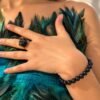 Bracelet NÉRA Noir Intense en perles d’obsidienne noire porté au poignet