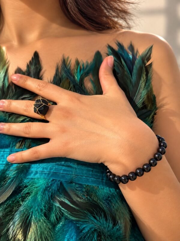 Bracelet NÉRA Noir Intense en perles d’obsidienne noire porté au poignet