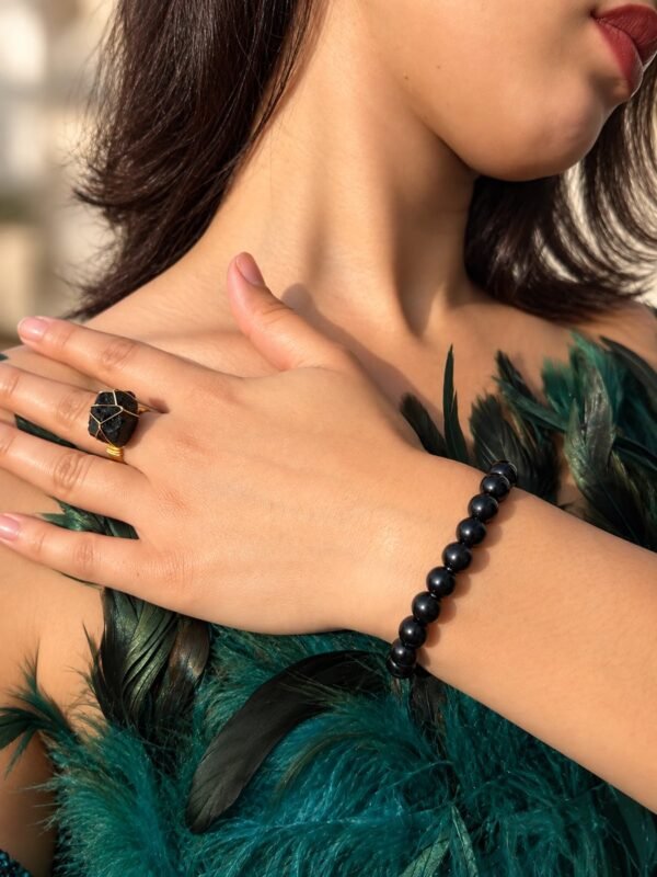 Bracelet en perles d’obsidienne noire NÉRA Noir Intense porté, allure chic et élégante