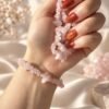 bracelet-rosa-04 Bracelet ROSA en éclats de quartz rose – vue portée