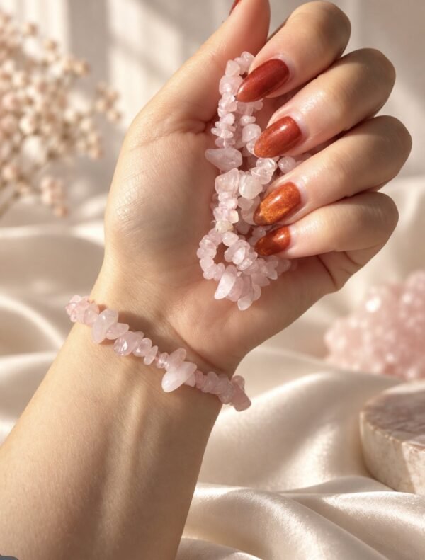 bracelet-rosa-04 Bracelet ROSA en éclats de quartz rose – vue portée