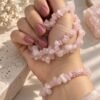 bracelet-rosa-05 Bracelets ROSA en éclats de quartz rose tenus en main